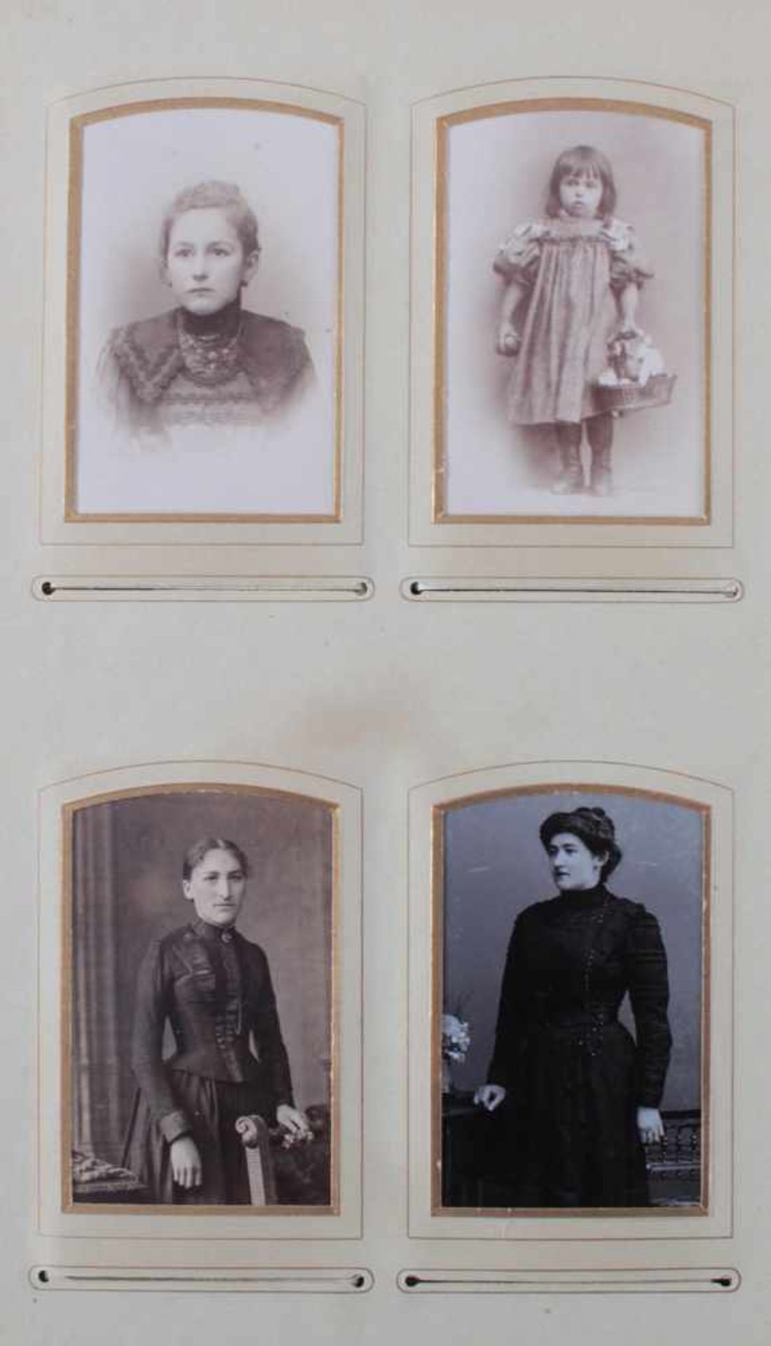 Historismus Fotoalbum um 1880Geprägter Ledereinband, auf der Vorderseite dekoriert mit floraler - Bild 4 aus 6