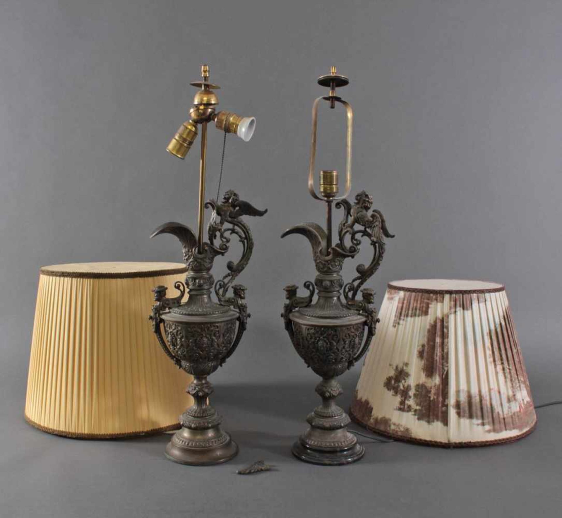 2 Tischlampe im Renaissance-Stil.Aus reliefiertem Zinkguss bronziert, in Form von Henkelkrügen,