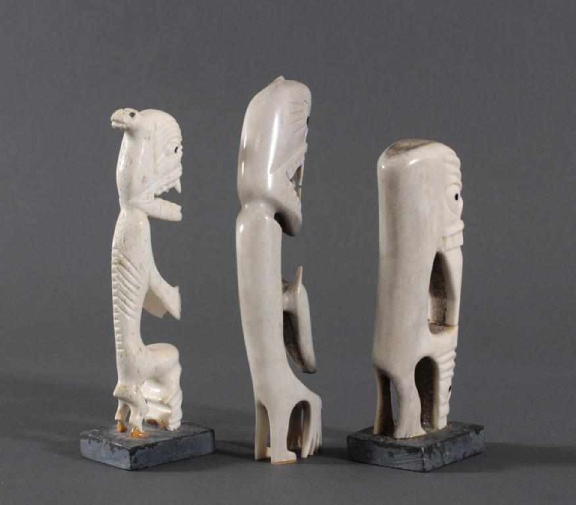 Drei Tupilaks Grönland - EskimoskulpturWalrosselfenbein-Schnitzarbeit, Geschnitzte Figuren in Form - Bild 3 aus 4