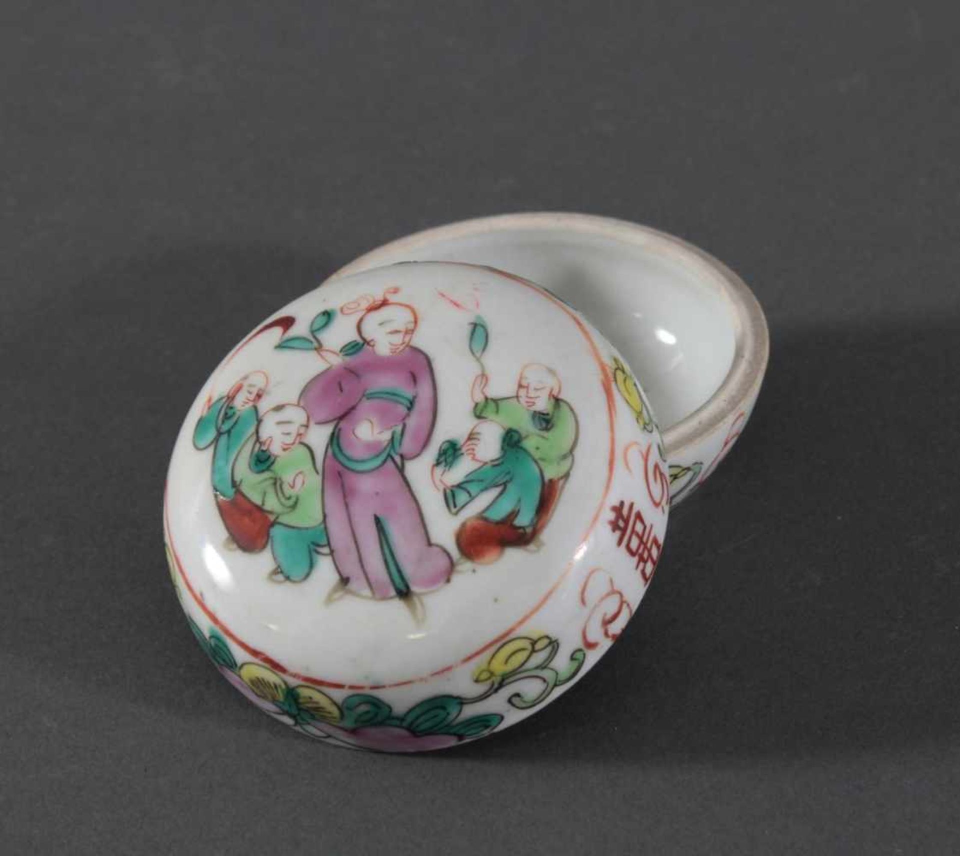 Deckeldose, China, "Famille rose"Porzellan, Bemalung mit spielenden Knaben. Wandung mit Blüten und - Bild 2 aus 5