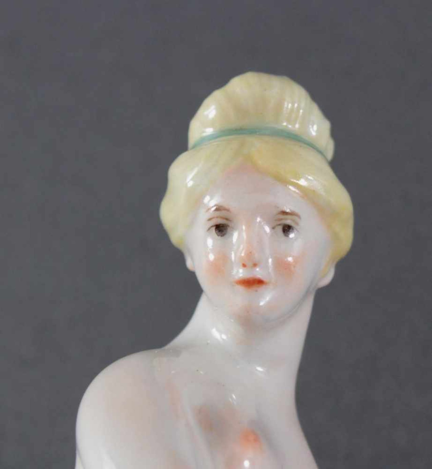 Höchst Porzellanfigur. "Venus vor dem Bad", 20. Jh.,Porzellan, polychrom staffiert, glasiert, - Bild 5 aus 6