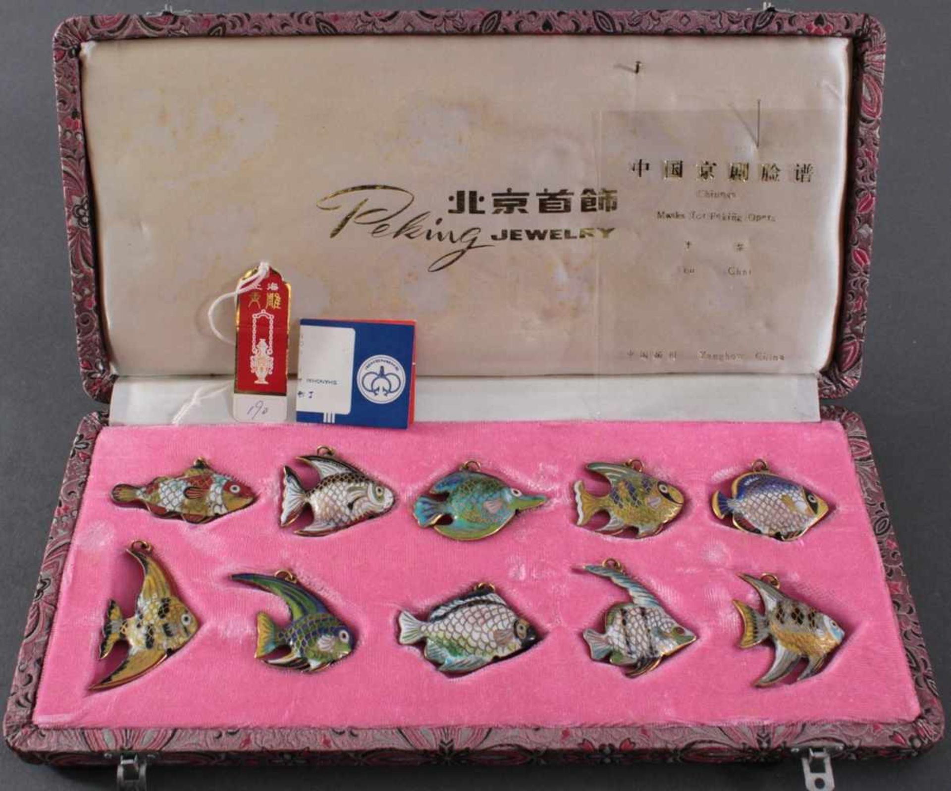 Cloisonne Fische, China 20. Jh10 verschiedene Fische in buntem Email, in Stoffbezogener Schatulle,