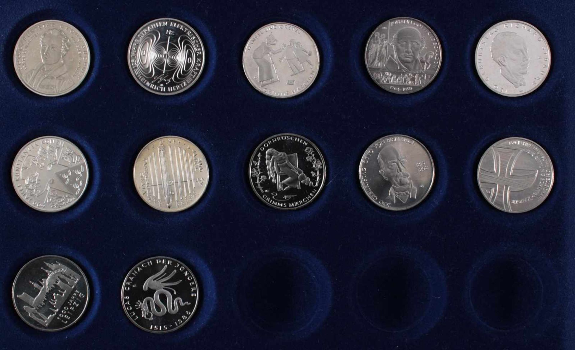 92 10 Euro, 20 Euro und 25 Euro Silbermünzen78x 10 Euro Silbermünzen, 13 20-Euro Silbermünzen und - Bild 11 aus 15