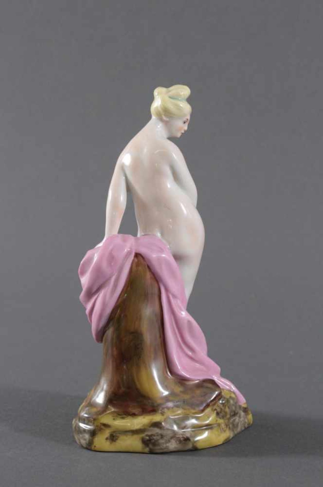 Höchst Porzellanfigur. "Venus vor dem Bad", 20. Jh.,Porzellan, polychrom staffiert, glasiert, - Bild 4 aus 6