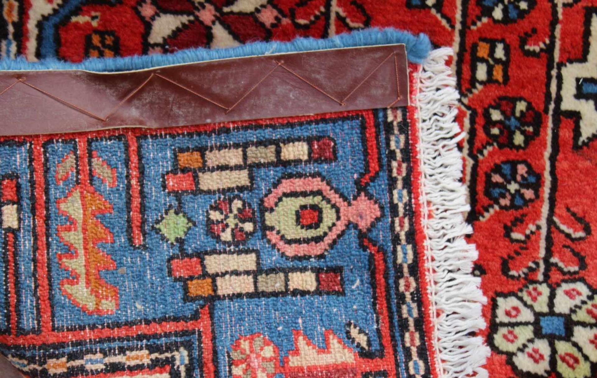 Orient-TeppichMotiv überwiegend in roten und blauen Tönen, ca. 190 x 130 - Image 2 of 2