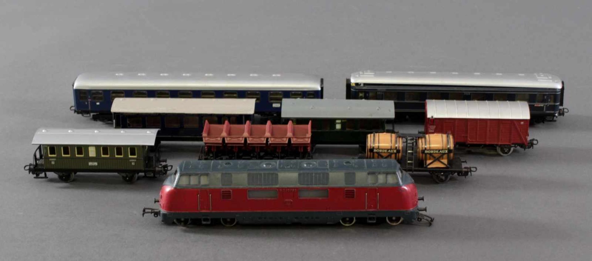 Märklin E-Lok V 200060 mit 3 Güter- und 5 Personenwaggons, Spur H0E-Lok in rot, aus Kunststoff und