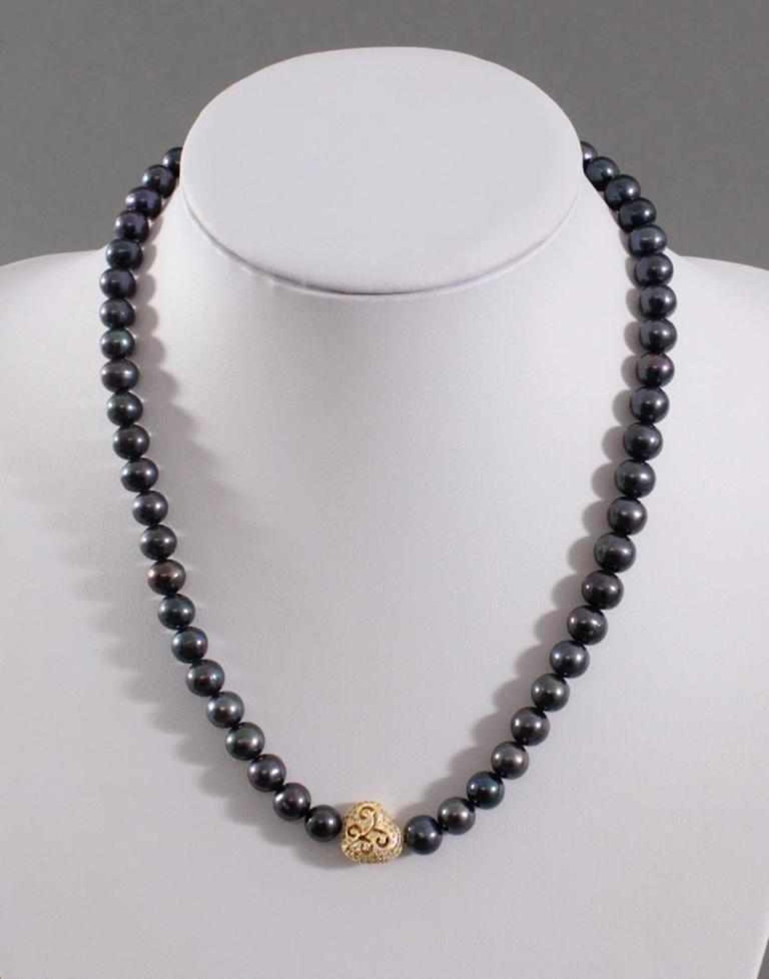 Perlenkette mit schwarzen Perlen und HerzSterling Silber Verschluss vergoldet, ca. 50,00 cm