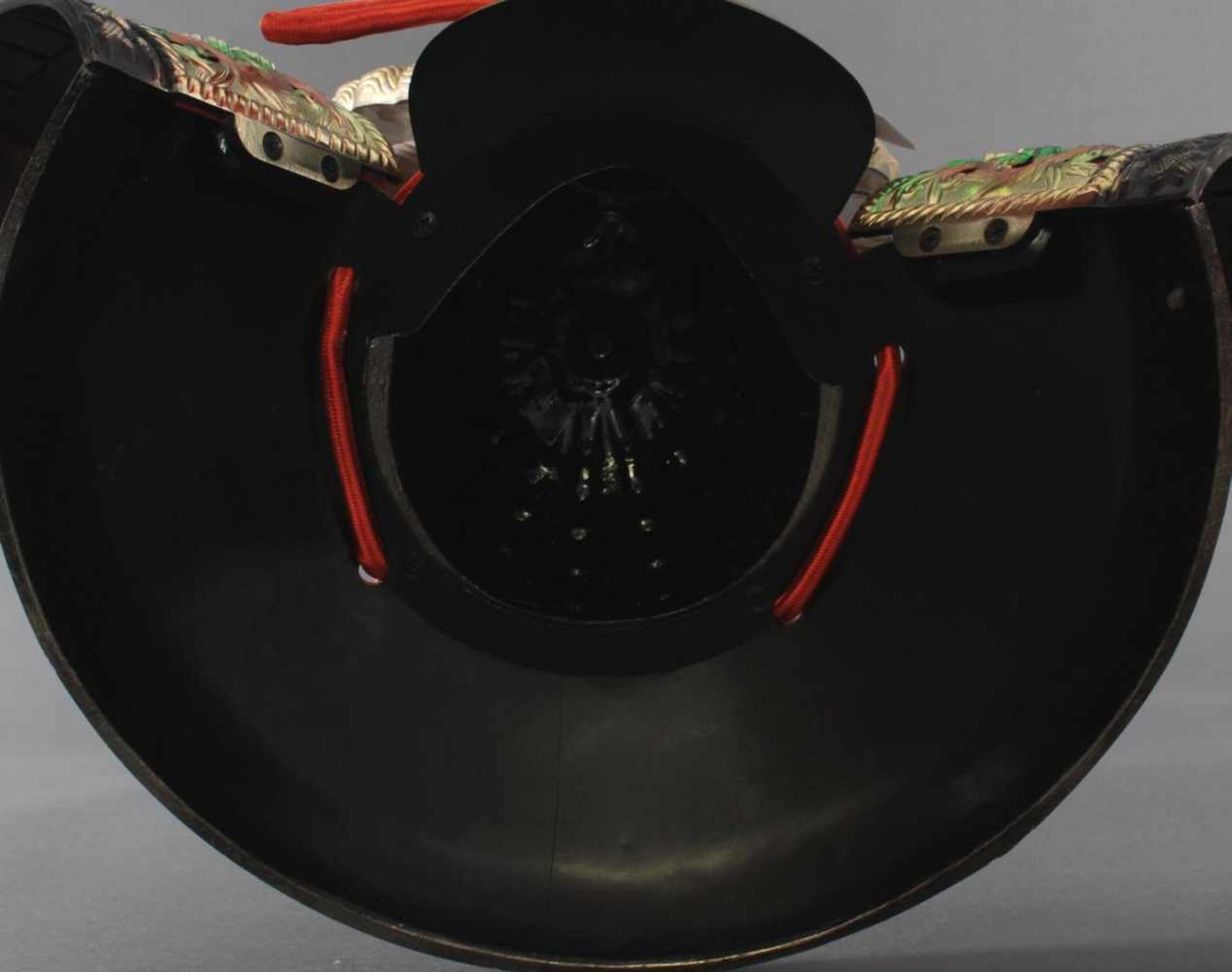 Samurai-HelmMessing/Metall, teils getrieben und ziseliert. Dekoriert mit plastisch gearbeiteter - Bild 7 aus 7