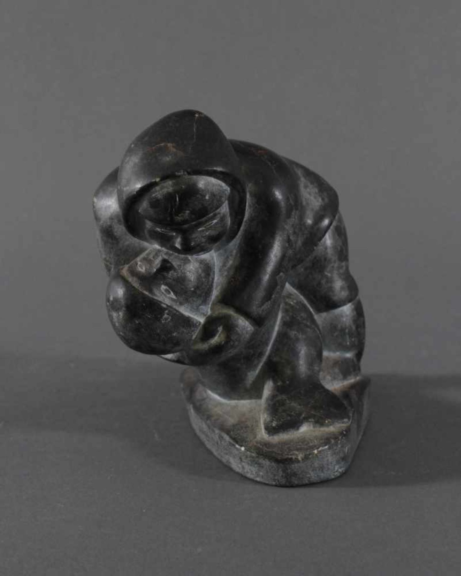 Inuit Skulptur, Mann und Frau küssend, Grönland 20. Jh.Aus schwarzem Speckstein geschnitzt, poliert, - Bild 3 aus 6