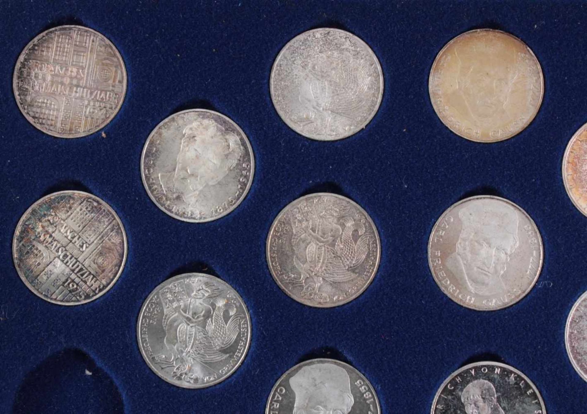 5 DM Sammlung Gedenkmünzen von 1951 bis 197470 Münzen in original Sammelbox - Bild 2 aus 7