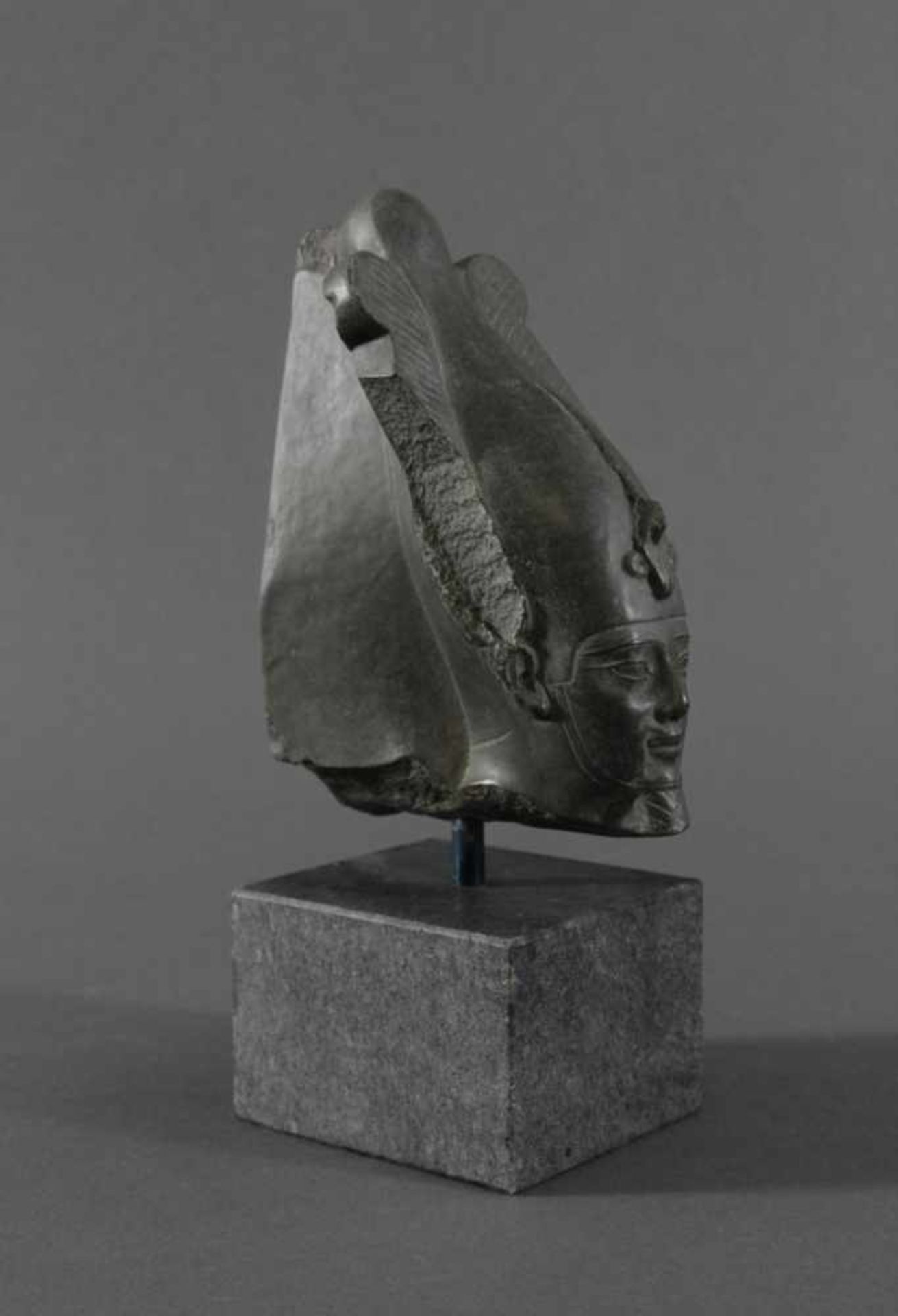 Osiriskopf mit Atefkrone, Ars MundiAra Grünstein mit Sockel, ca. Höhe 24 cm. Neupreis 286 DM. - Bild 3 aus 4