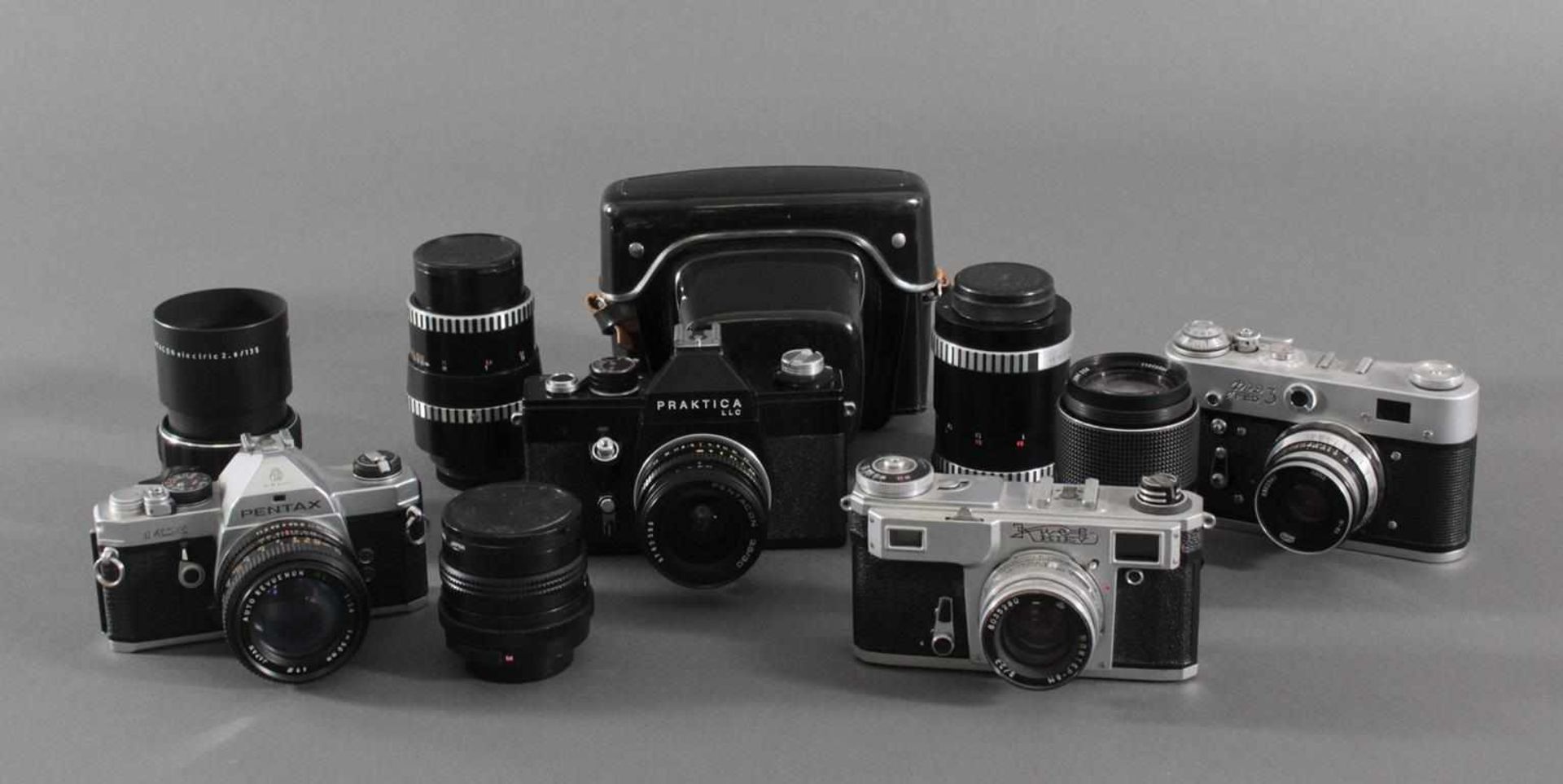 Konvolut Fotoapparate und Objektive2 Russische Kameras, Leica Nachbau, Kiev und Fed 3, jeweils mit