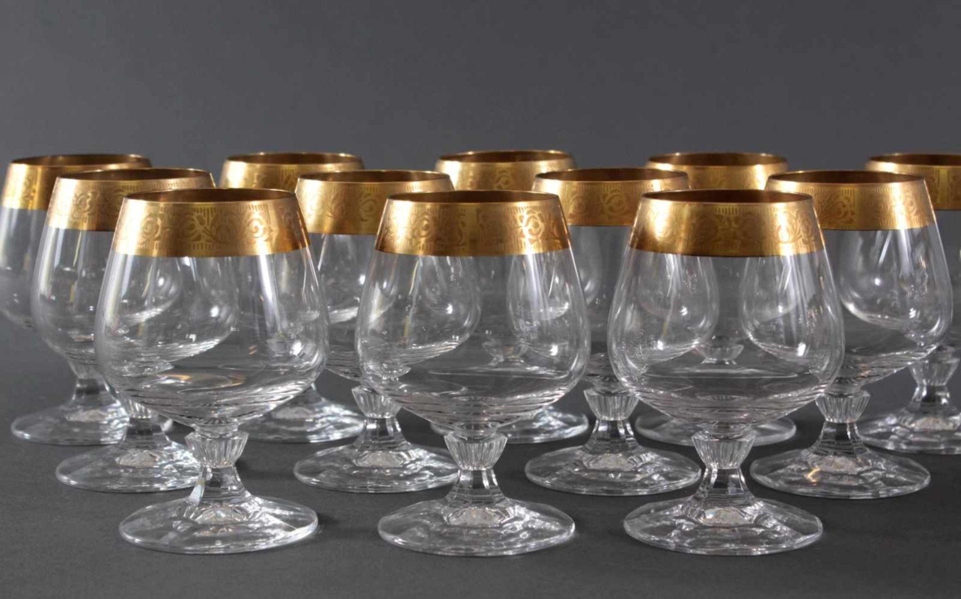 16 Cognac-Schwenker mit GoldrandFarbloses Glas, alle Teile mit Goldrand, ungemarkt.12 mit breiter, - Bild 2 aus 4