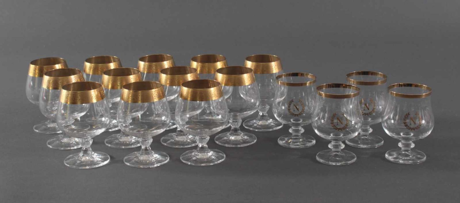 16 Cognac-Schwenker mit GoldrandFarbloses Glas, alle Teile mit Goldrand, ungemarkt.12 mit breiter,