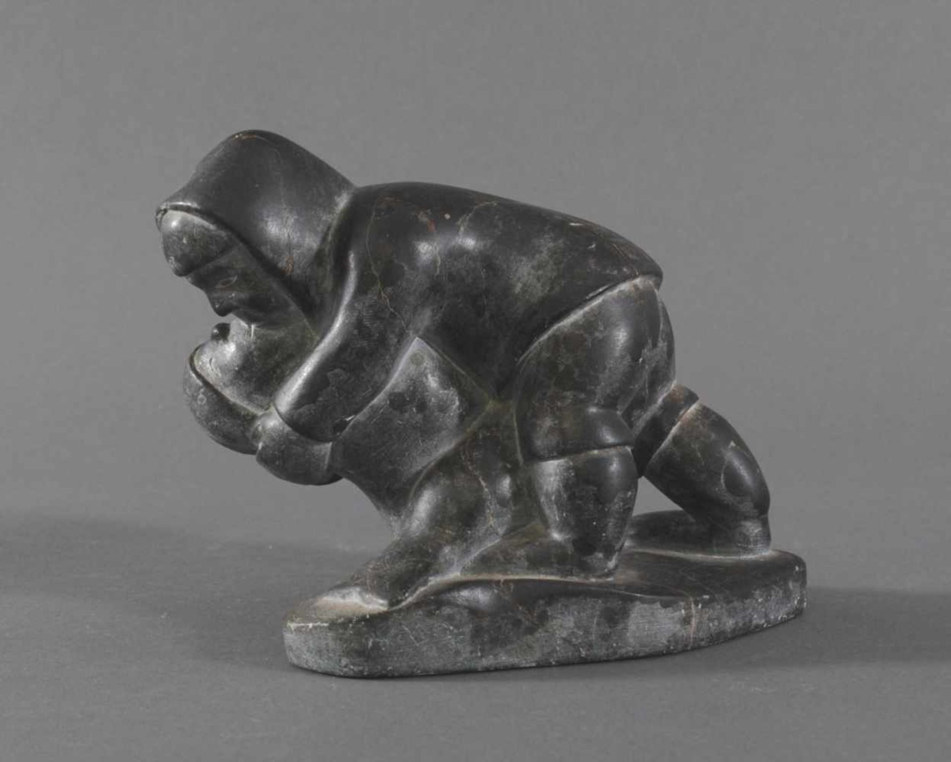 Inuit Skulptur, Mann und Frau küssend, Grönland 20. Jh.Aus schwarzem Speckstein geschnitzt, poliert, - Bild 2 aus 6