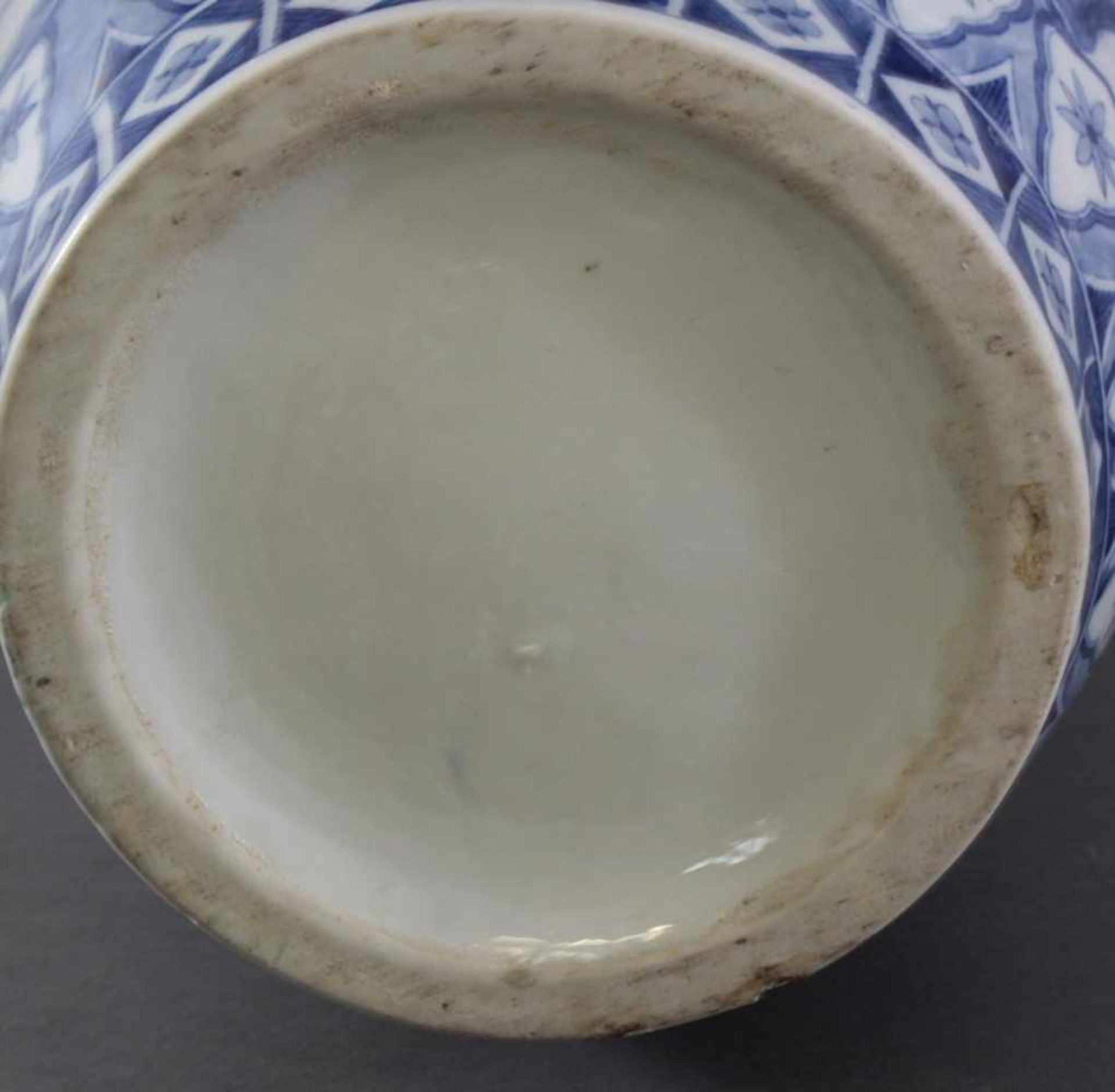 Große Chinesische Porzellan-Vase, Bodenvase, 20. Jh.Bauchige Vase mit trompeten-förmigen Rand, - Image 6 of 6