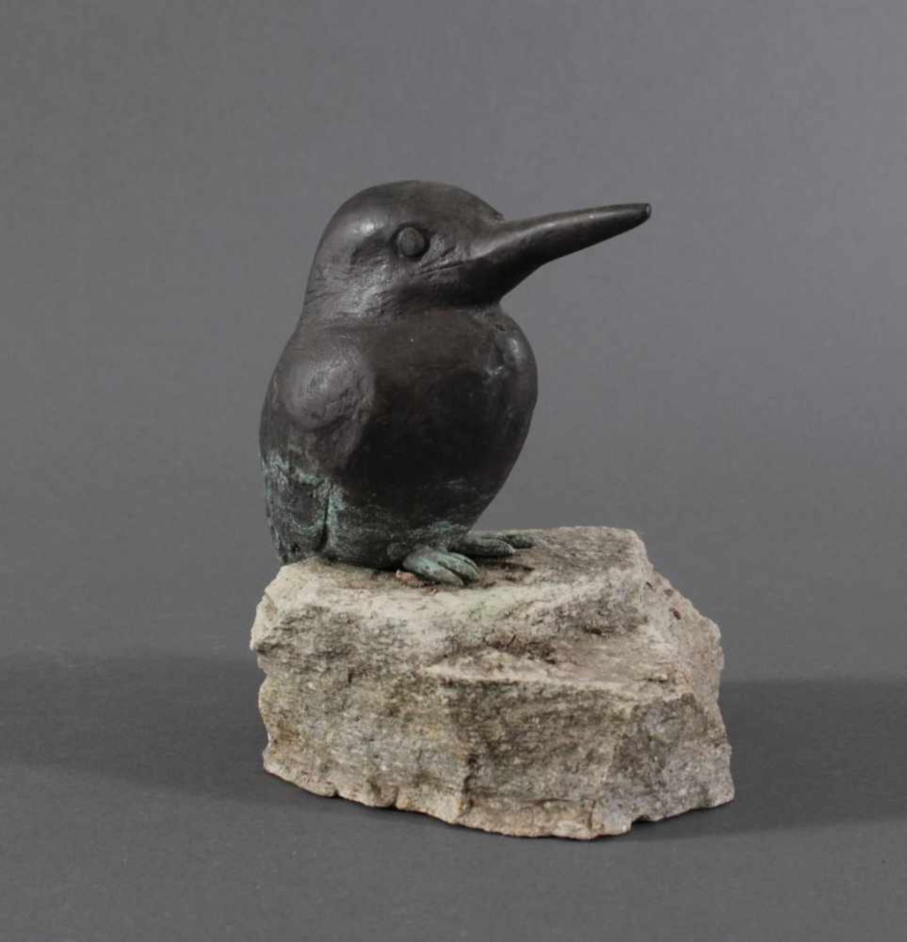 Wilhelm Basche ? - ?, Eisvogel auf UrgesteinHandgefertigte Figur aus Kupfer, dunkle Patina, ca. Höhe - Bild 2 aus 3