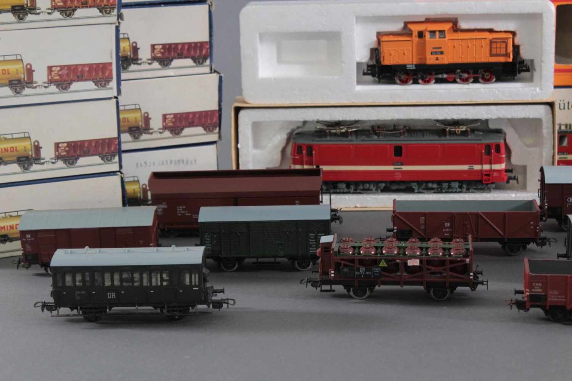 2 Piko Lokomotiven mit 12 Piko Waggons Spur H0Piko BR 106 und BR 242 E-Loks in der - Bild 2 aus 5