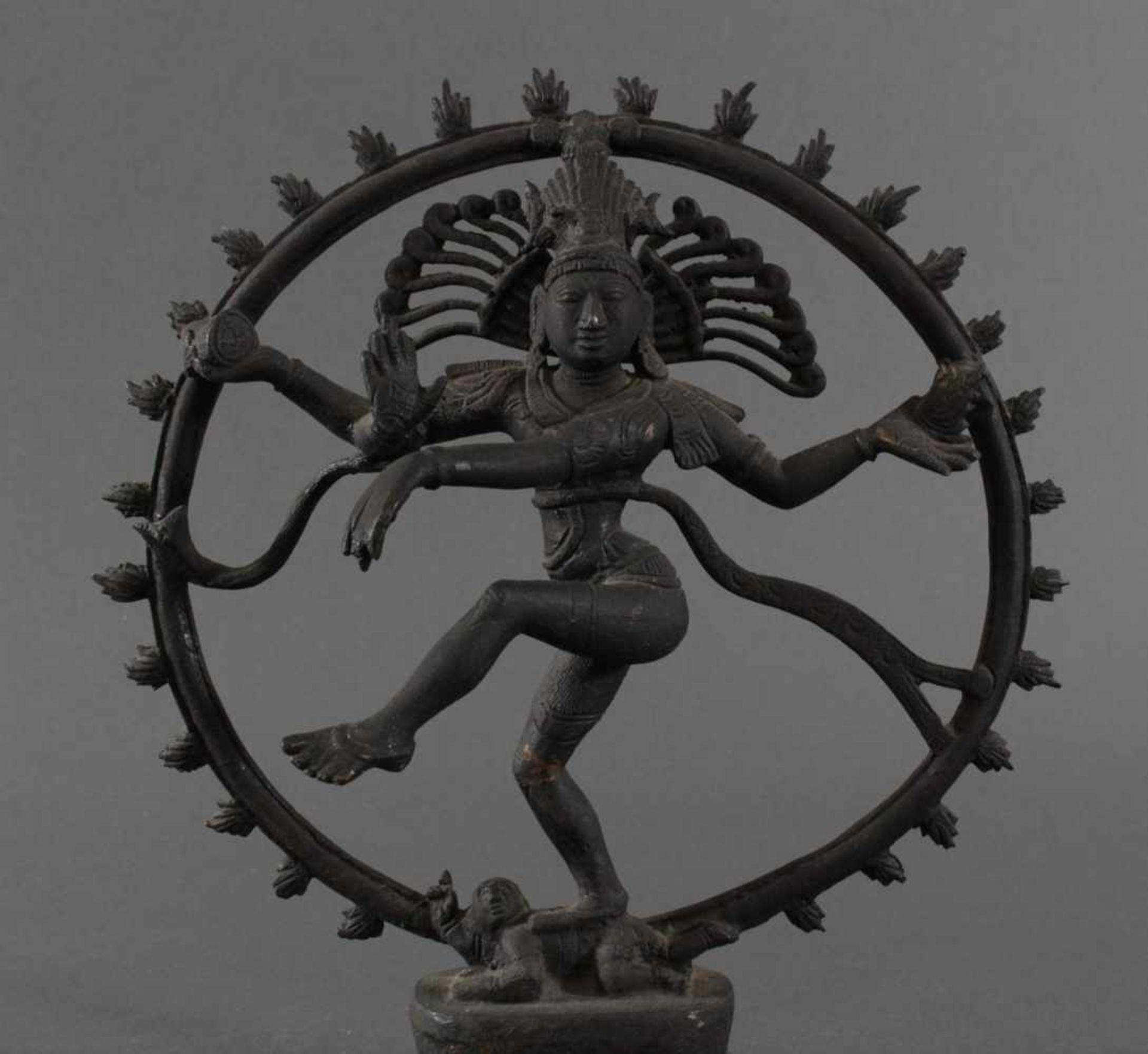 Tanzende Göttin Shiva, Bronze, Indien 20. Jh.Bronze-Skulptur mit schwarzer Patina, Tanzende Göttin - Bild 2 aus 5