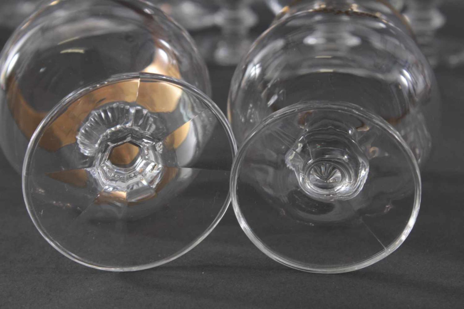 16 Cognac-Schwenker mit GoldrandFarbloses Glas, alle Teile mit Goldrand, ungemarkt.12 mit breiter, - Bild 4 aus 4