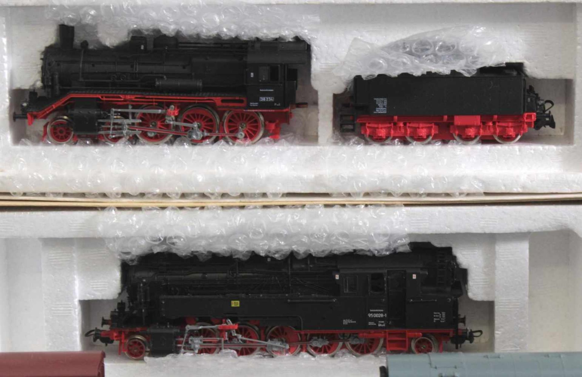 2 Piko Lokomotiven mit 13 Piko Waggons Spur H0Piko BR 95 und BR BR 38 Dampf-Loks in der - Bild 5 aus 5