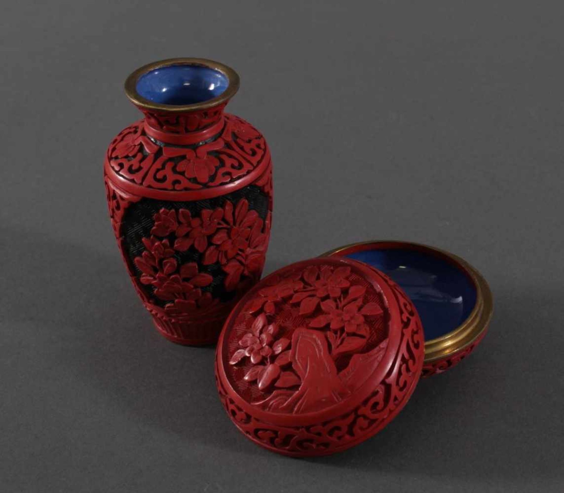 Schichtlack-Deckeldose und Vase, China, Mitte 20. JahrhundertAußenwandung mit dickem, zweifarbigem - Image 3 of 4