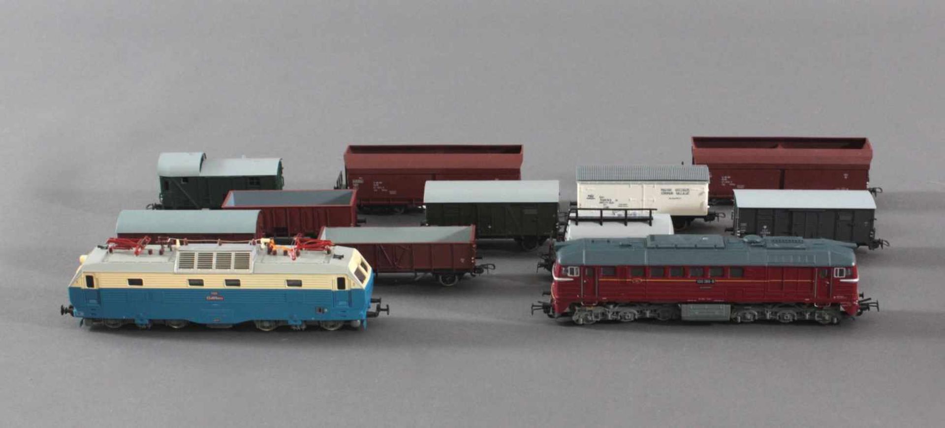 2 Piko Lokomotiven mit 10 Piko Waggons Spur H0Piko BR 120 und ES 499 E-Loks in der