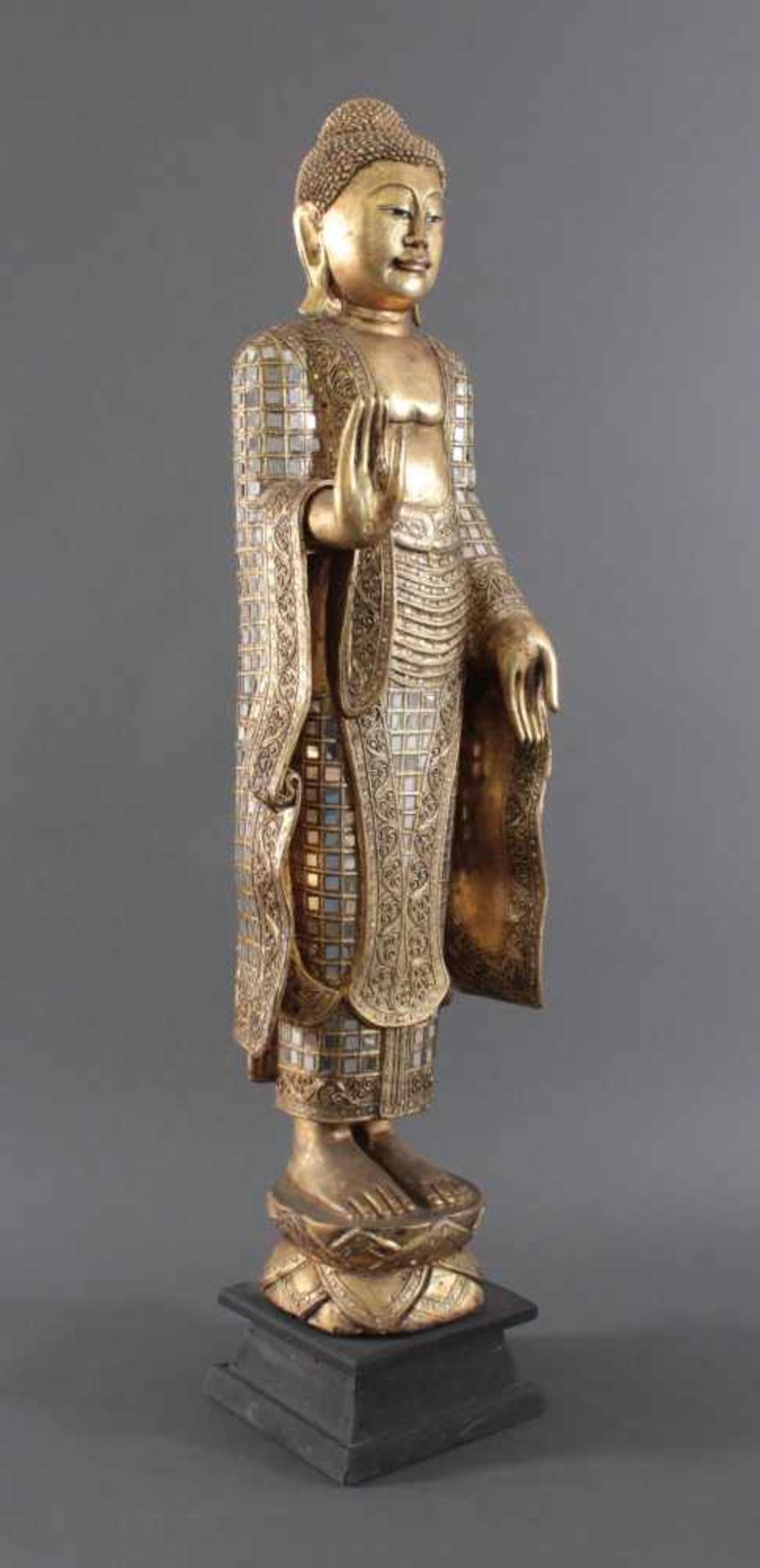 Stehender Gautama-BuddhaHandgeschnitzte Refaktur nach einem burmesischen Original aus dem 15. - Image 3 of 5
