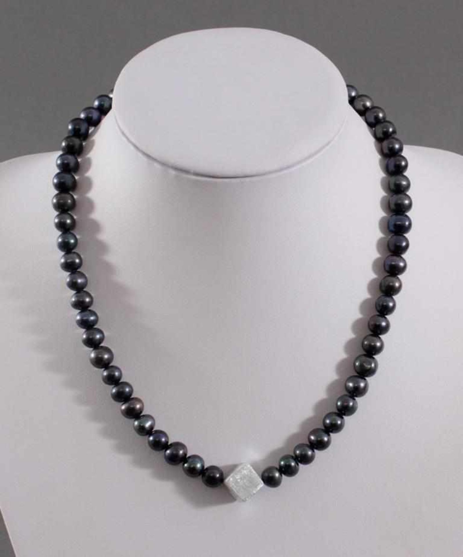 Perlenkette mit schwarzen Perlen und Sterling Silber WürfelVerschluss aus Sterling Silber, ca. 51,00