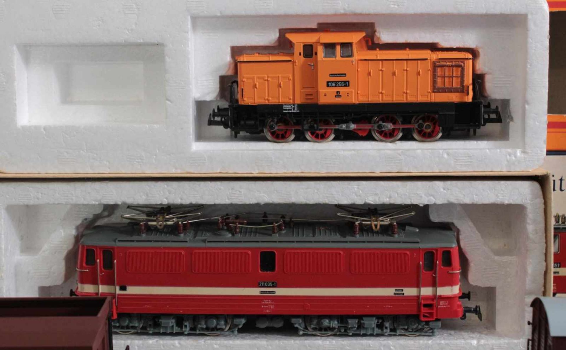 2 Piko Lokomotiven mit 12 Piko Waggons Spur H0Piko BR 106 und BR 242 E-Loks in der - Bild 5 aus 5