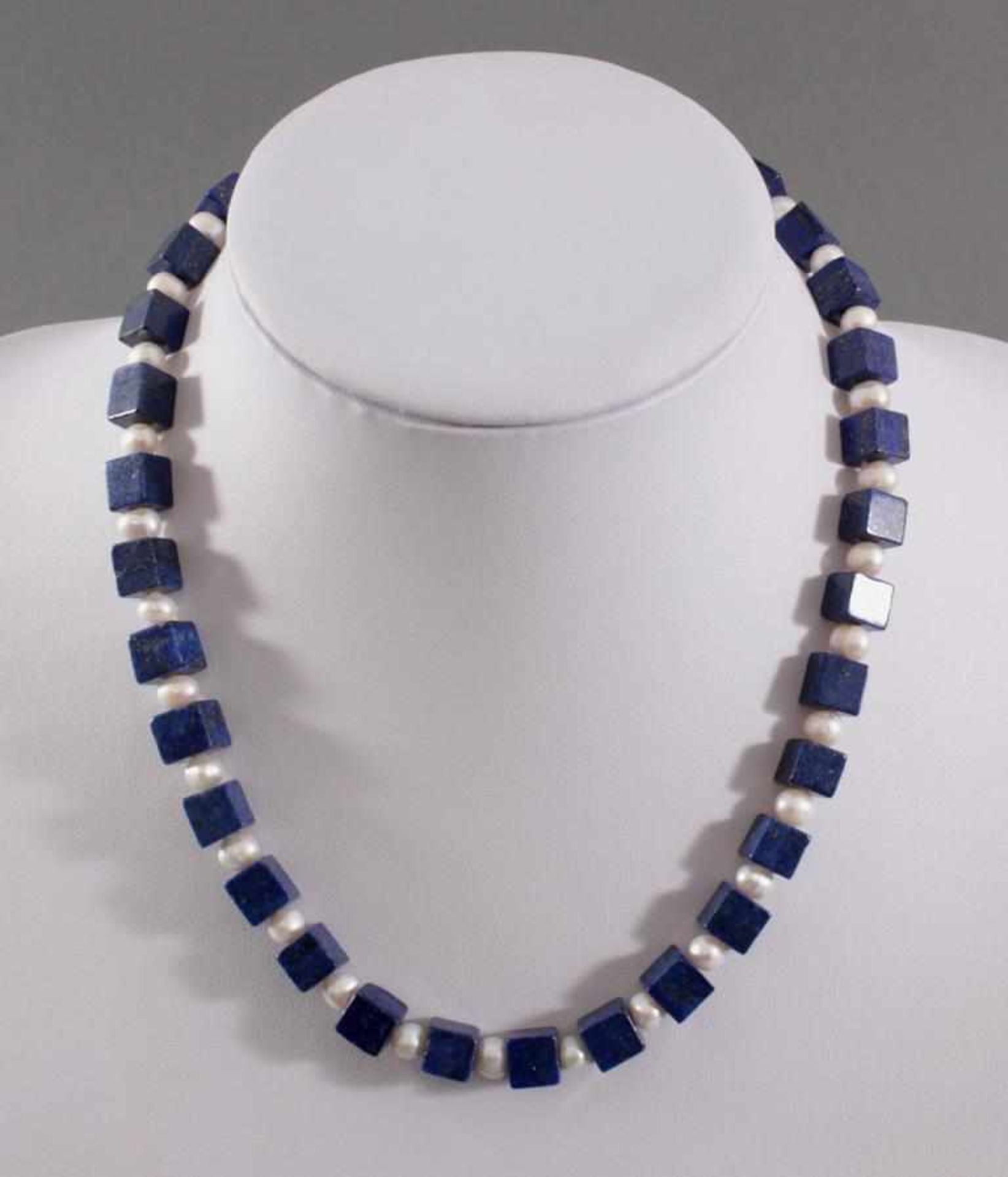 Halskette mit Lapislazuli-Steinen und Frischwasser-PerlenKarabiner-Verschluss aus Sterling Silber,