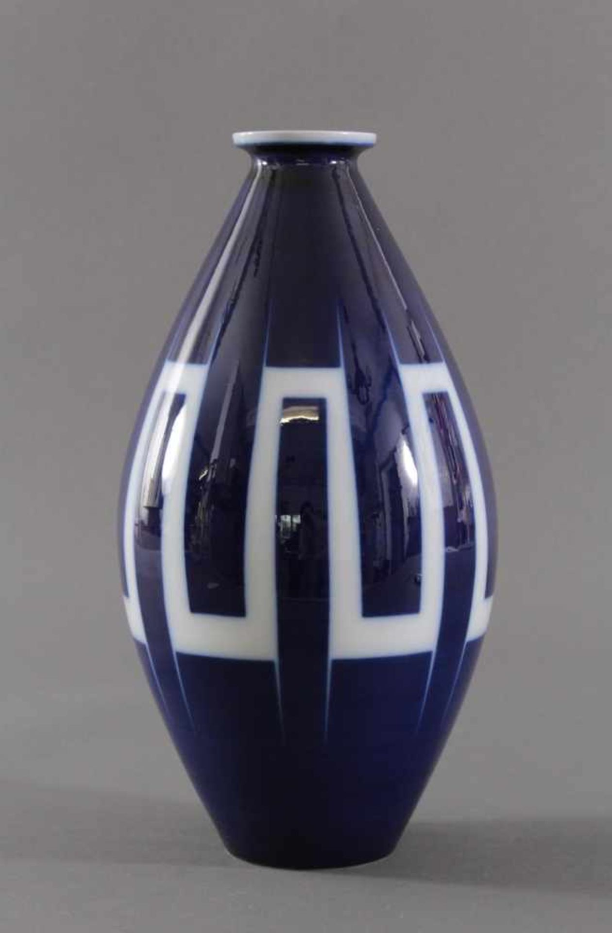 Vase, KPM Berlin, 1. Wahl, Entwurf: Trude PetriVase in Kolbenform. Kobaltblauer Fond mit ausgepartem