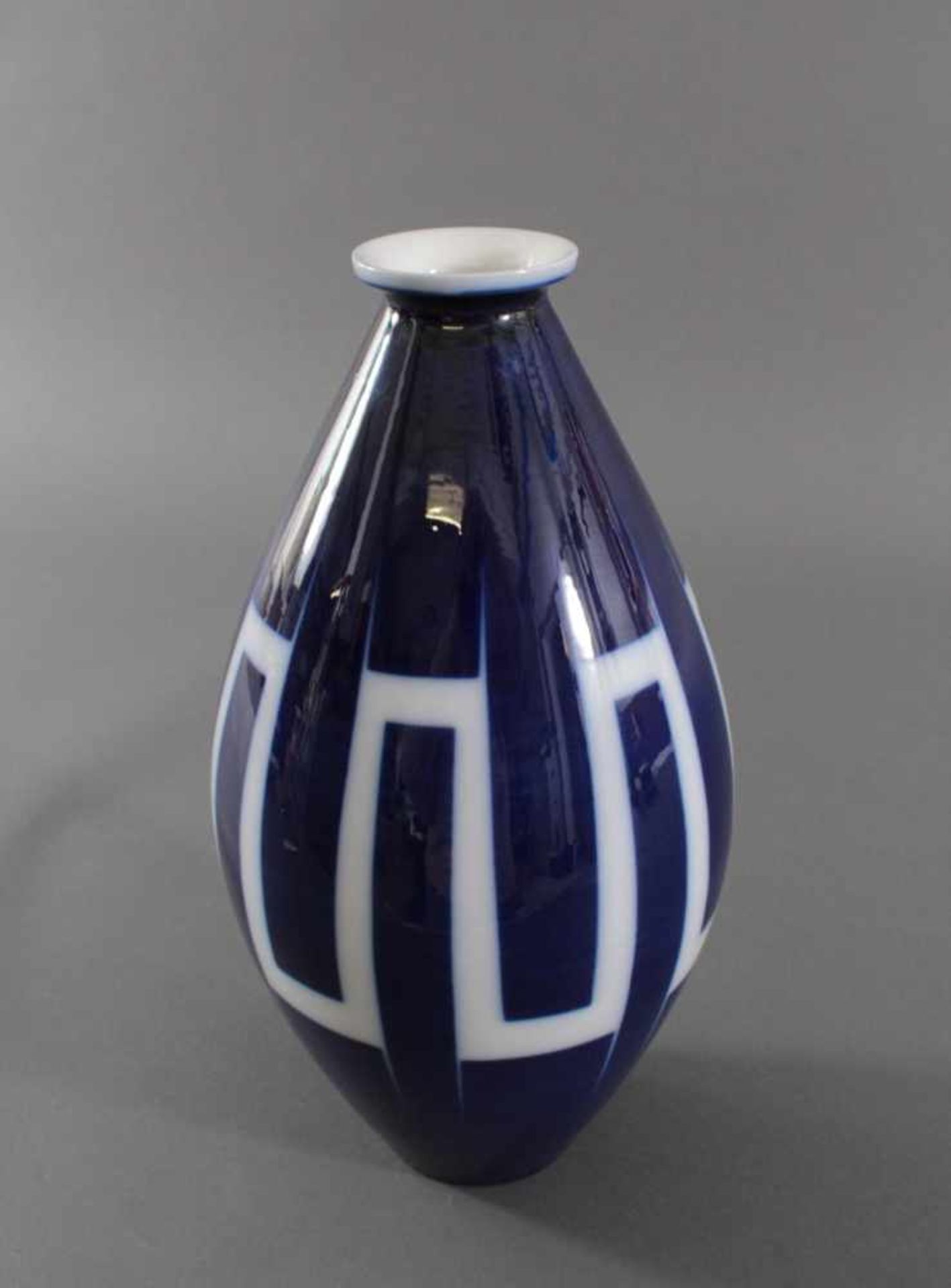 Vase, KPM Berlin, 1. Wahl, Entwurf: Trude PetriVase in Kolbenform. Kobaltblauer Fond mit ausgepartem - Bild 3 aus 4