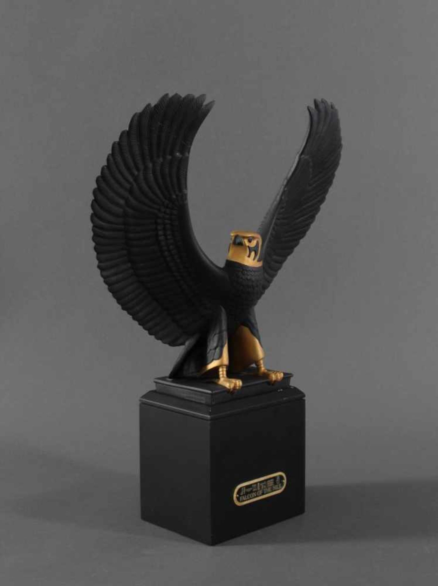 Porzellanskulptur der Nilfalke von Roushdy Iskander Garas bei Franklin MintSkulptur aus schwarzem - Bild 2 aus 5