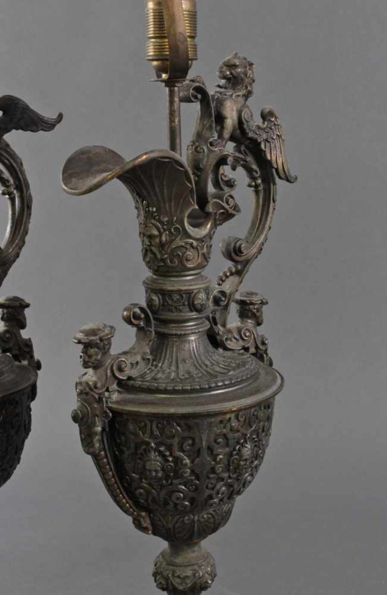 2 Tischlampe im Renaissance-Stil.Aus reliefiertem Zinkguss bronziert, in Form von Henkelkrügen, - Image 6 of 7