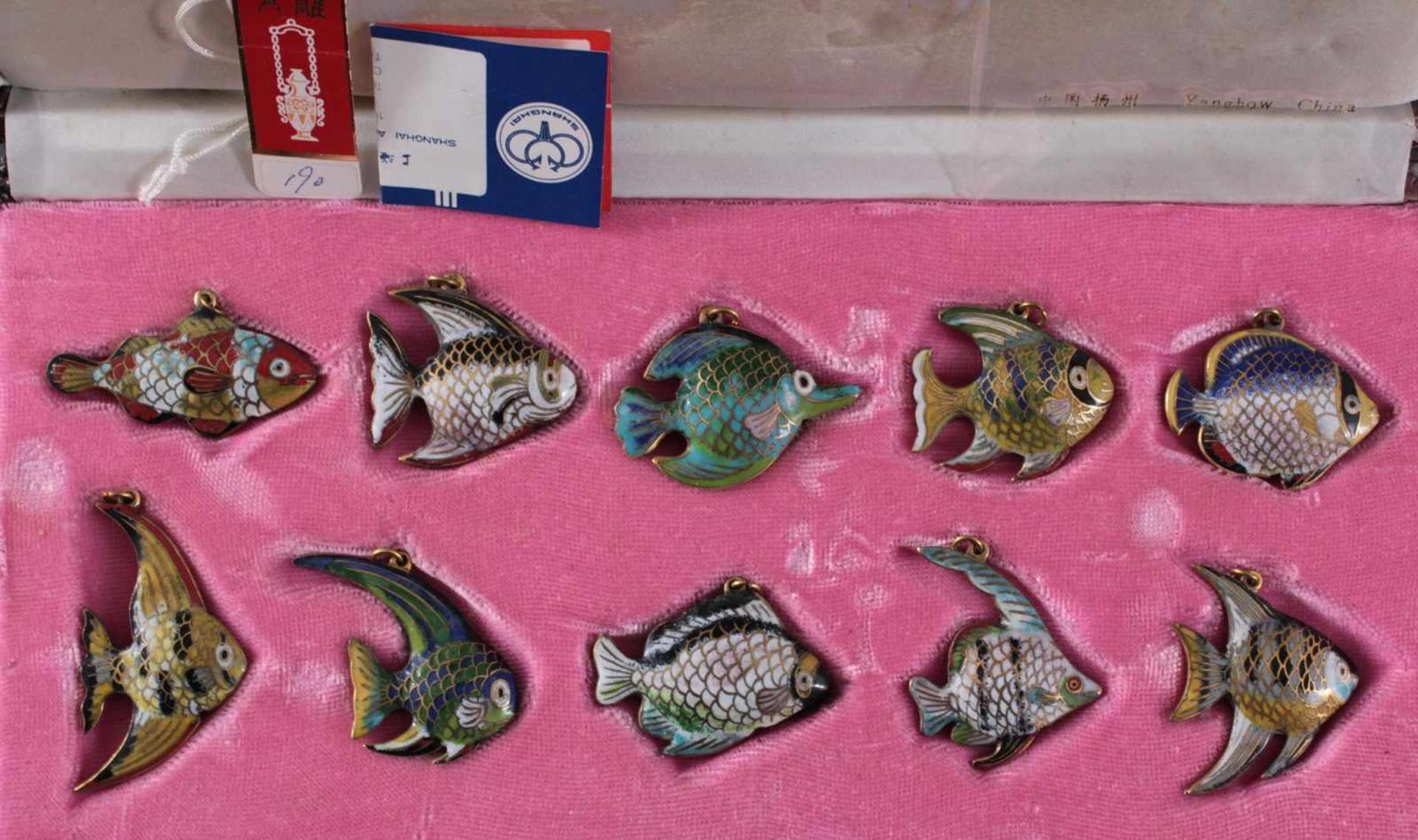 Cloisonne Fische, China 20. Jh10 verschiedene Fische in buntem Email, in Stoffbezogener Schatulle, - Image 2 of 3