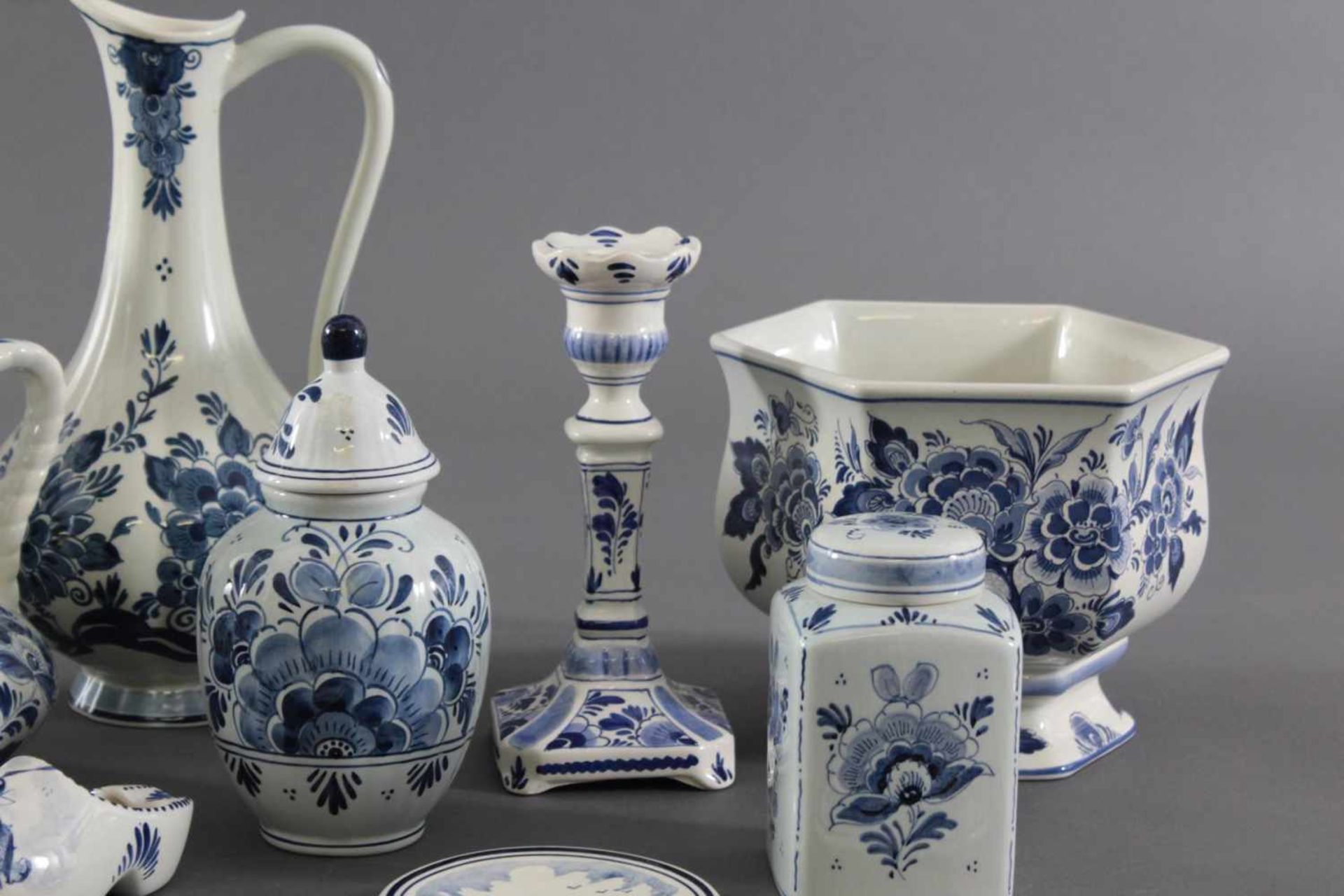 Delfter-Keramik Konvolut, 17 TeileKrüge, Vasen (1 am Lippenrand geklebt), Kerzenleuchter, - Bild 3 aus 7