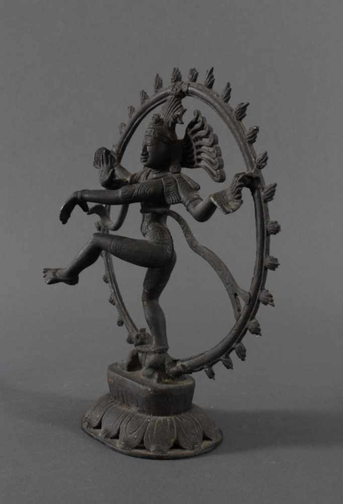 Tanzende Göttin Shiva, Bronze, Indien 20. Jh.Bronze-Skulptur mit schwarzer Patina, Tanzende Göttin - Bild 3 aus 5