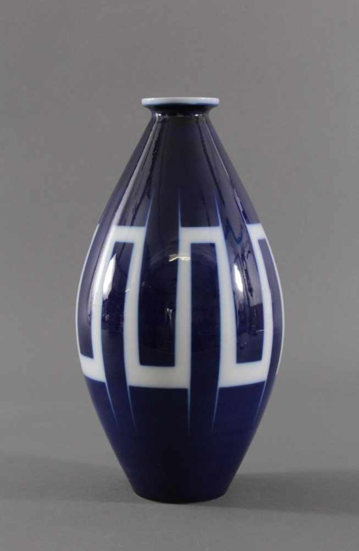 Vase, KPM Berlin, 1. Wahl, Entwurf: Trude PetriVase in Kolbenform. Kobaltblauer Fond mit ausgepartem - Bild 2 aus 4