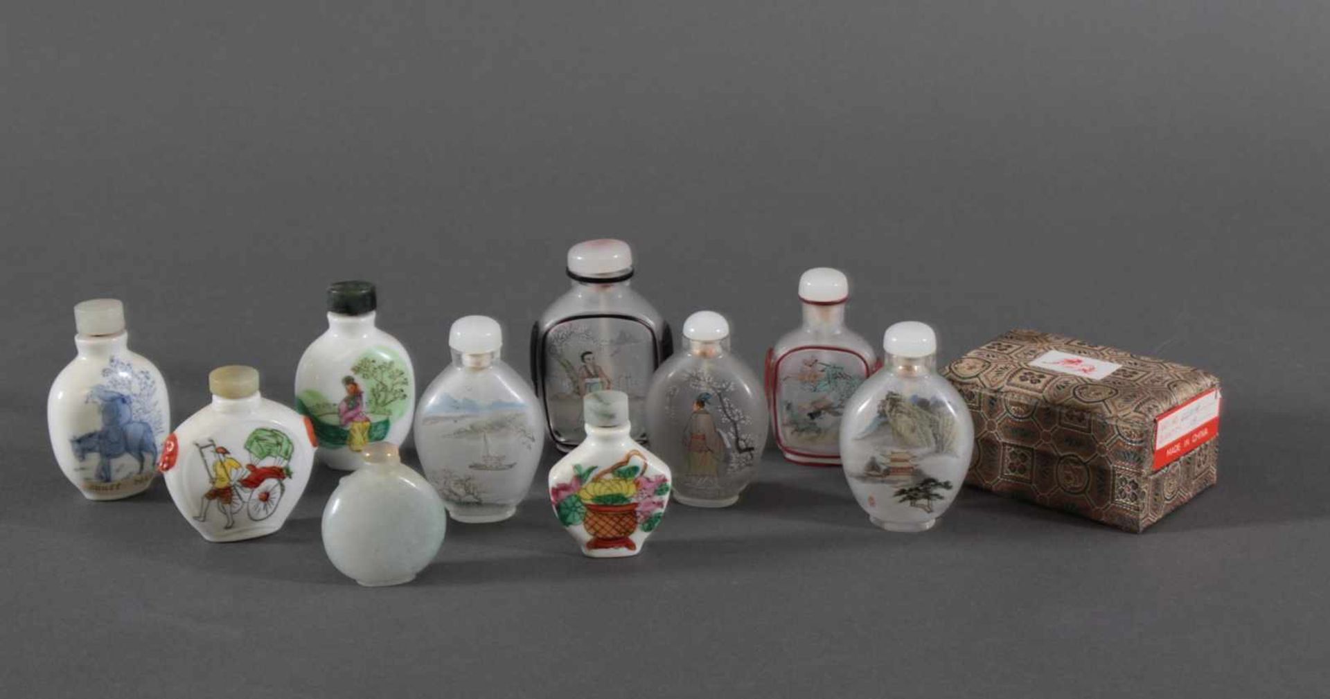 Sammlung Snuff Bootles aus Glas, Jade und Porzellan, 10 StückJade snuff bootle, verziert auf der - Image 2 of 8