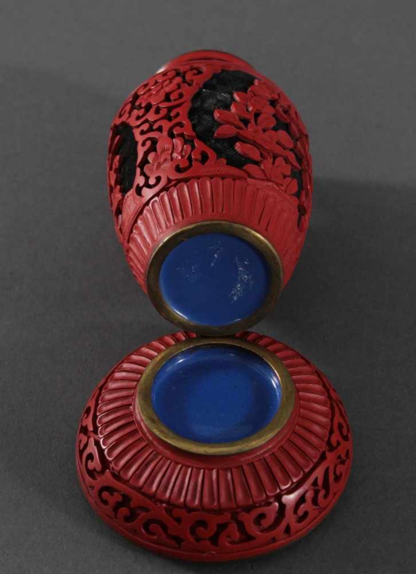 Schichtlack-Deckeldose und Vase, China, Mitte 20. JahrhundertAußenwandung mit dickem, zweifarbigem - Image 4 of 4