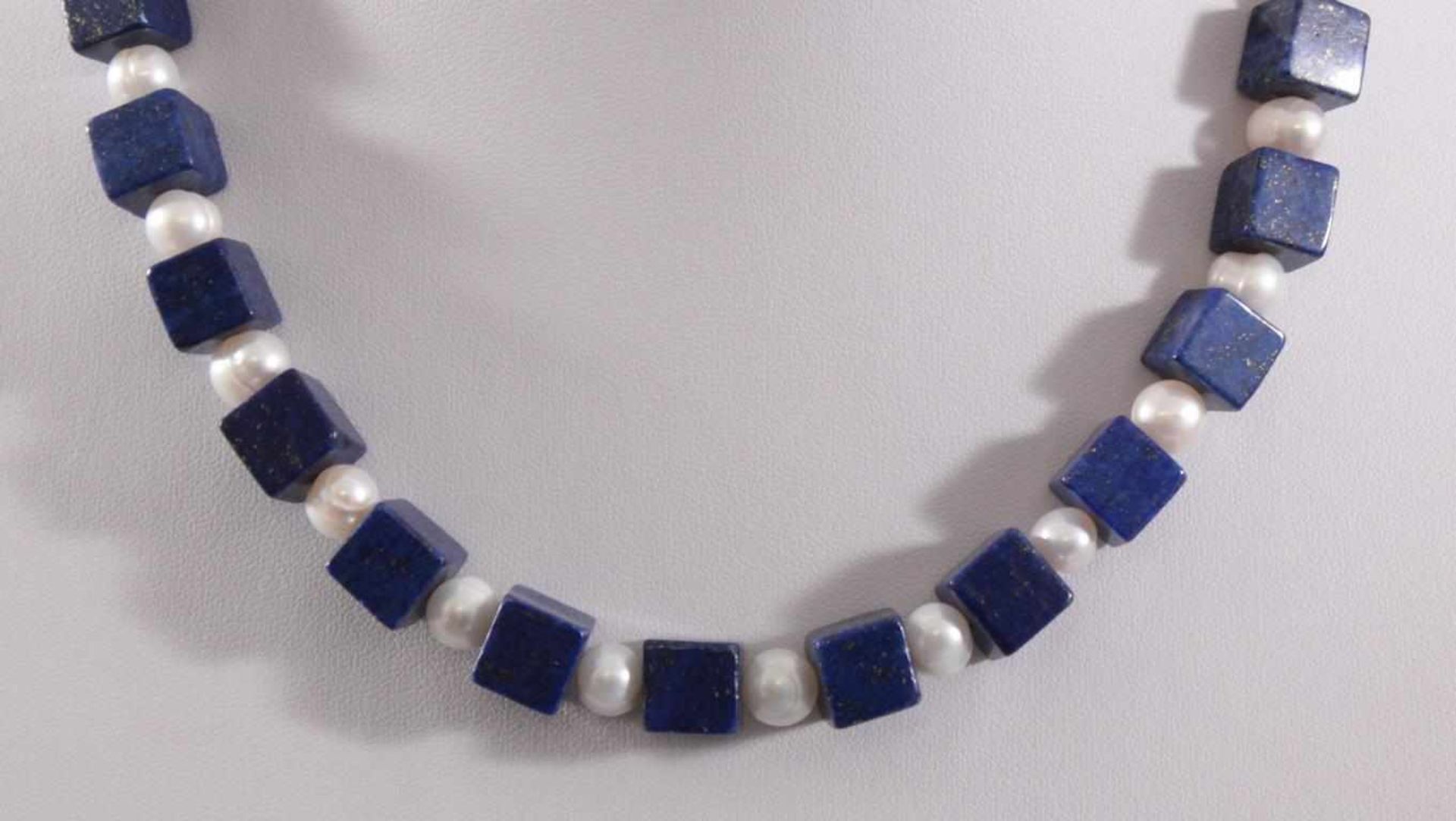 Halskette mit Lapislazuli-Steinen und Frischwasser-PerlenKarabiner-Verschluss aus Sterling Silber, - Bild 2 aus 2