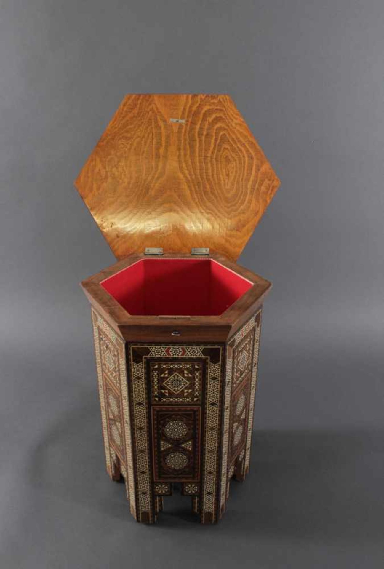 Orientalischer BeistelltischTropenholz, sechsseitige Deckplatte klappbar, abschließbar, reiche - Image 2 of 3