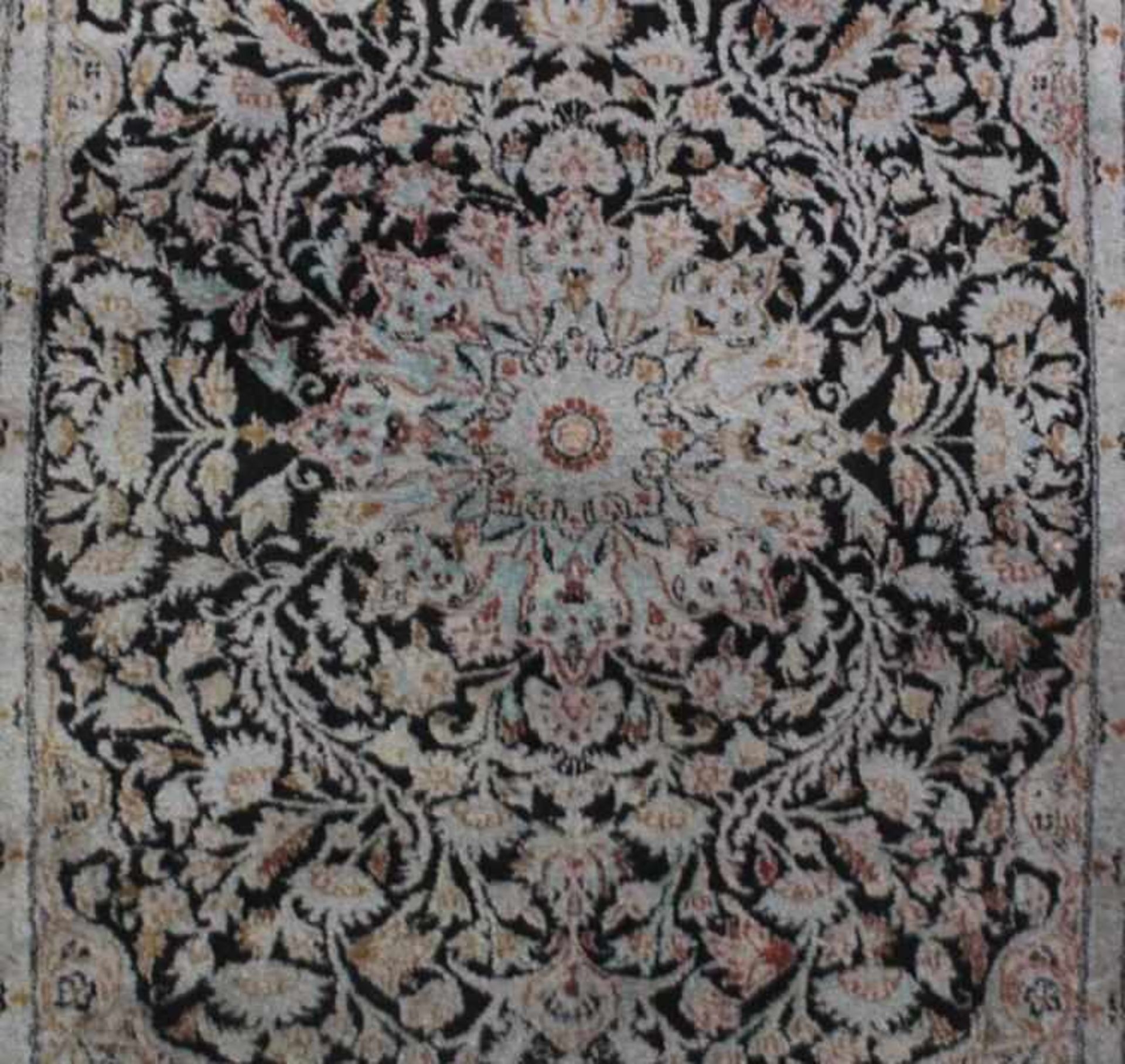 Esfahan Seidenteppich 2. Hälfte 20 Jh.Wolle mit Seide, sehr feine Knüpfung, ca. 157 x 110 cm - Image 2 of 3