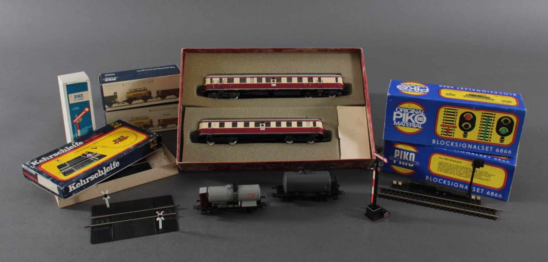 Konvolut Piko Eisenbahn in der OriginalverpackungTriebwagenzug BR185 + BR195, 2 Kesselwaggons