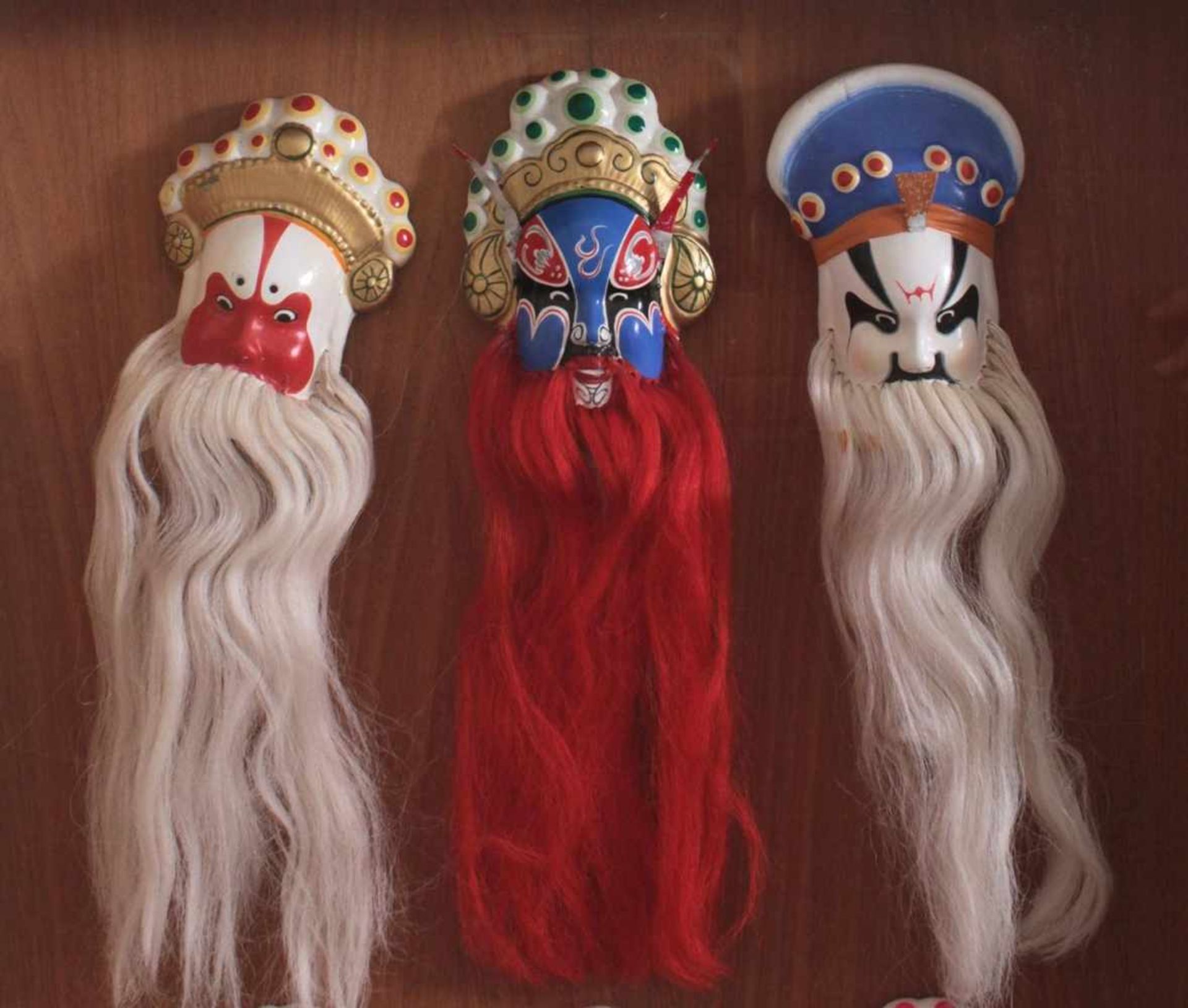 Schaukasten mit 6 Pekinger Opern-MaskenMasken auf Holztafel fixiert, Kastenmaße ca. 61 x 40 cm. 1 - Image 2 of 4