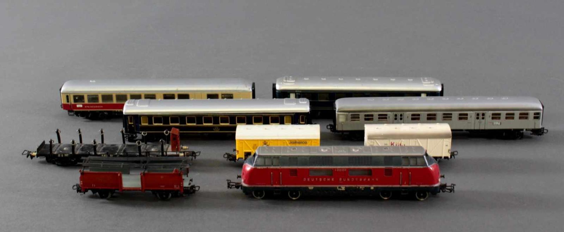 Märklin E-Lok V 2000 mit 5 Güter-, 2 Personenwaggons und einem Speisewagen, Spur H0E-Lok in rot, 5