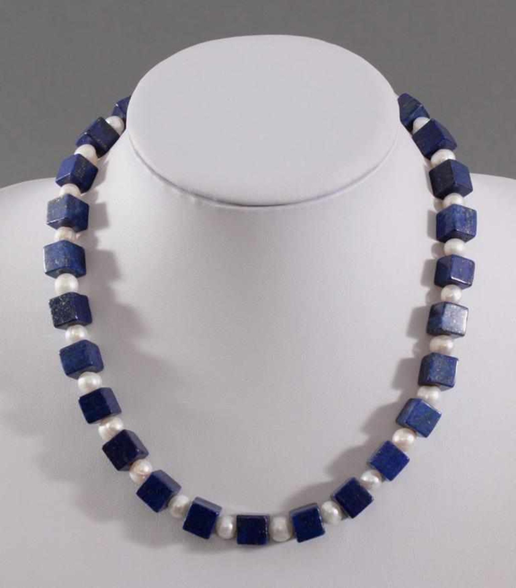 Halskette mit Lapislazuli-Steinen und Frischwasser-PerlenKarabiner-Verschluss aus Sterling Silber,