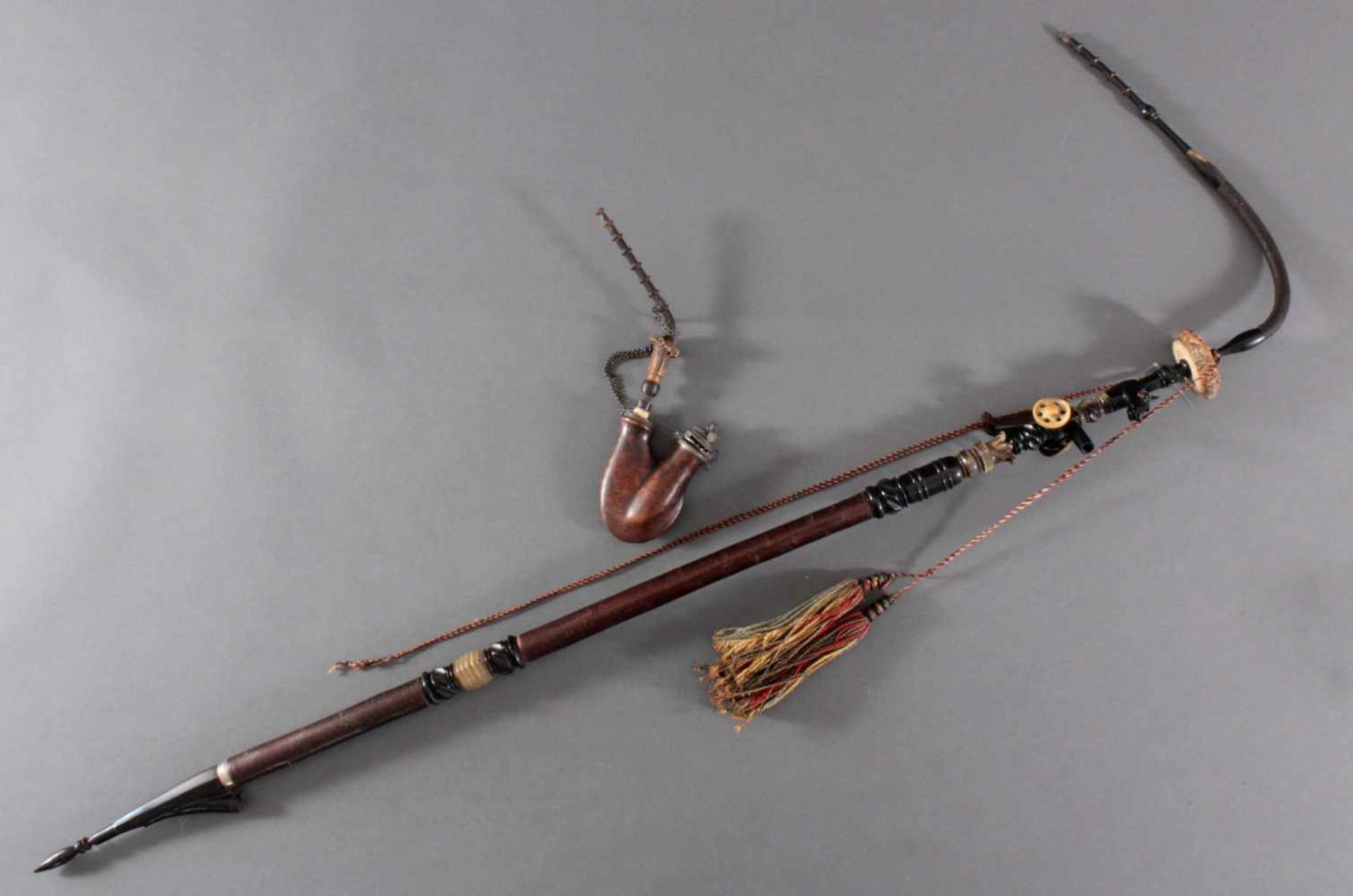 Paar Jagd-Pfeifen um 19001 lange Pfeife, geschnitzte Applikationen in Form einer Kanone und eines