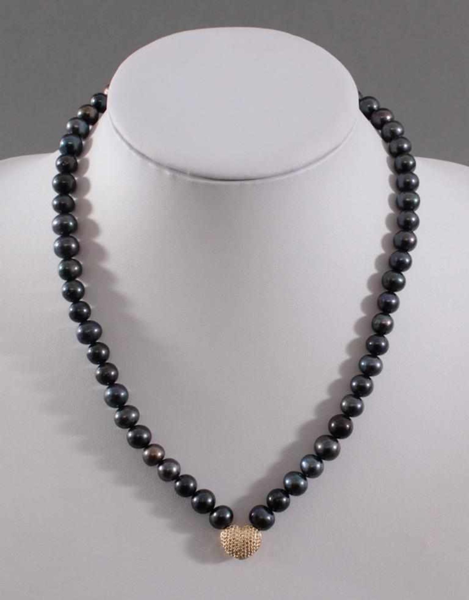 Perlenkette mit schwarzen Perlen und HerzSterling Silber Verschluss vergoldet, ca. 50,00 cm
